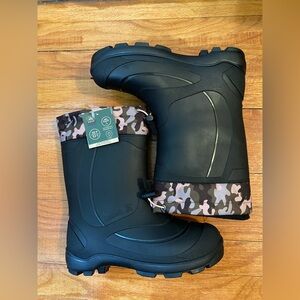 NWT Kamik Unisex Camo Lined Rubber kids boots size 4